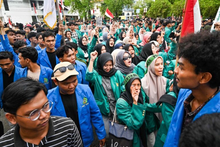 インドネシアで政治的策略をめぐって怒りが爆発し、抗議者が再び集結