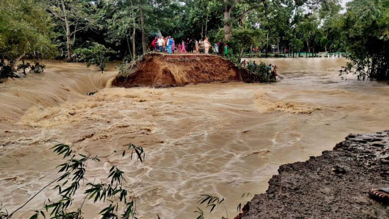 洪水により12地区の462kmの道路が被害を受ける