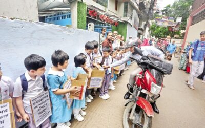 首都シャンティバグの幼稚園の生徒たちが人間の鎖を作った