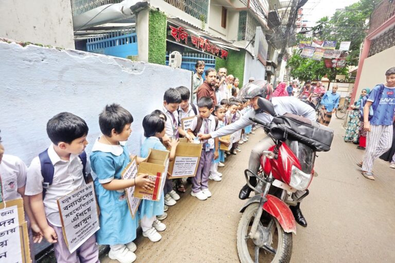 首都シャンティバグの幼稚園の生徒たちが人間の鎖を作った