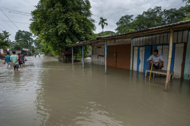 クルナの14村の低地が浸水、1万5000人が取り残される