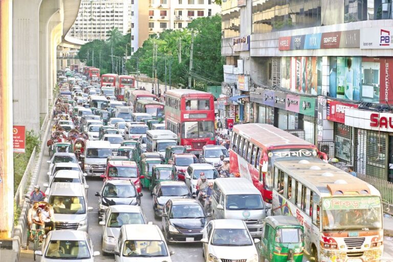 水曜日、ダッカ市内で手に負えない交通渋滞が発生