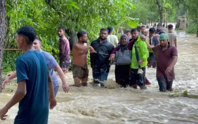 壊滅的な洪水で10地区の360万人が被災、2人死亡