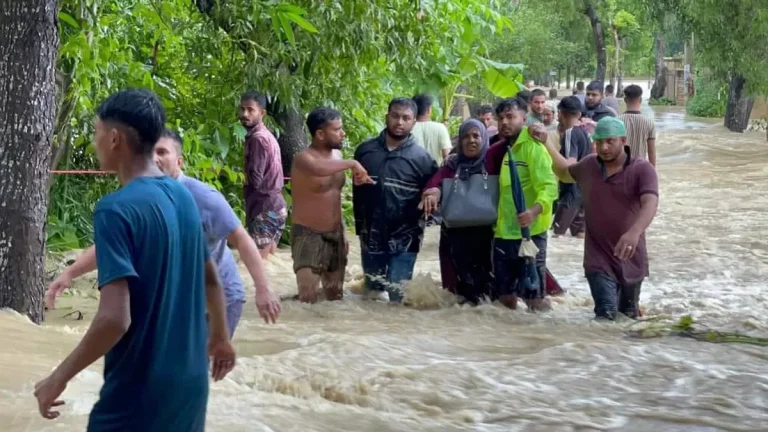 壊滅的な洪水で10地区の360万人が被災、2人死亡