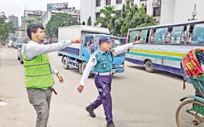 交通警察が学生とともに任務を再開