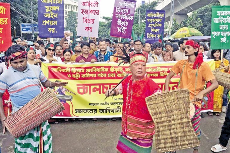 平地の様々な民族の人々が行進した