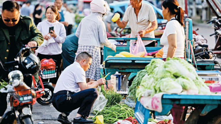 削減、現金、信用：中国は衰退する経済を活性化させようとしている