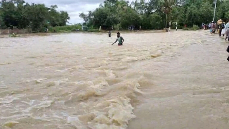 洪水によりこれまでに71人が死亡