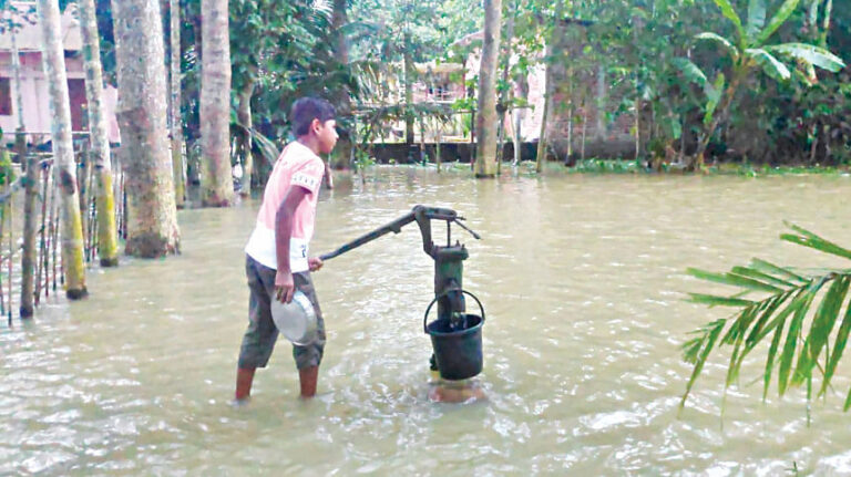 洪水被害を受けたモウルビバザール、淡水危機に直面