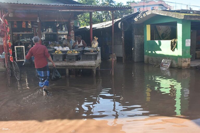 洪水が引く中、被災者はローン返済の不安に悩まされる