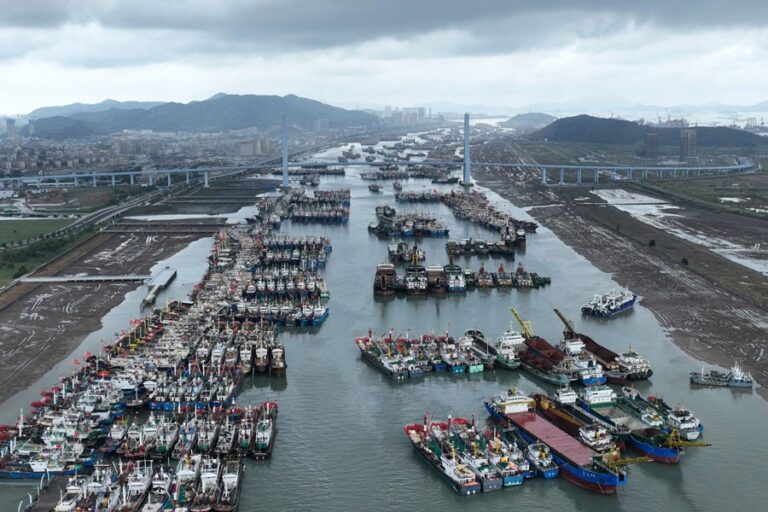 中国、大雨に備える