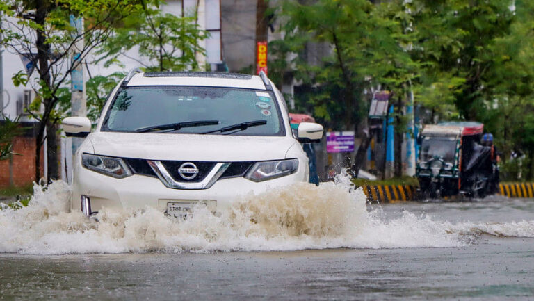 5億2300万タカが費やされたが、雨が降るたびに街は水没する