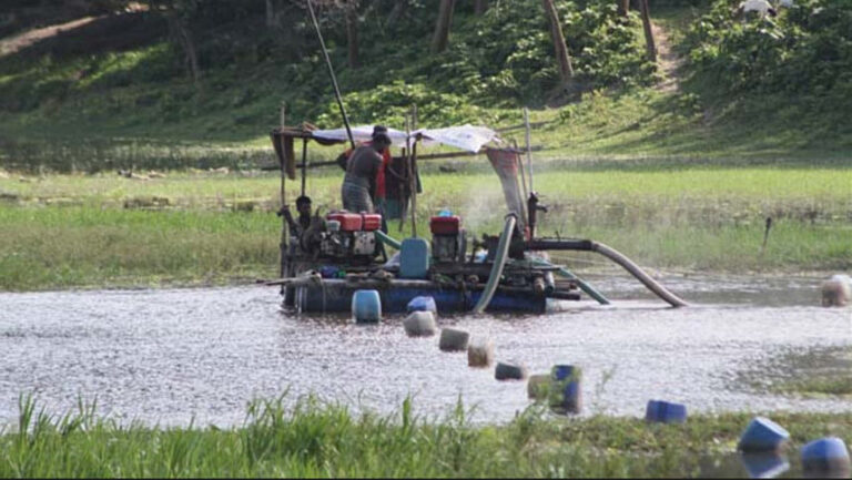 違法な砂採掘がジャショア湿地帯を危険にさらす