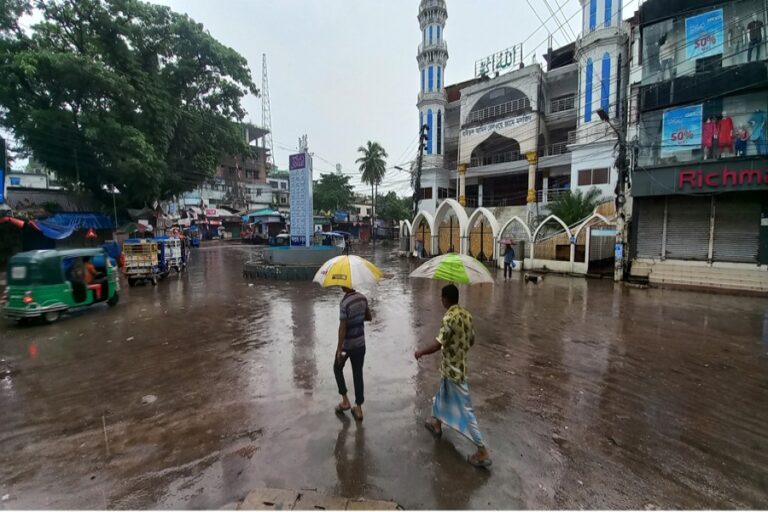 チャンドプルとクリグラムで豪雨による洪水が発生し、国民の被害が深刻化