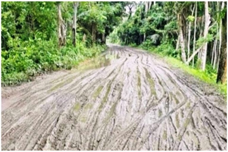 チャンドプルの2本の道路が崩壊し、苦しみが増大