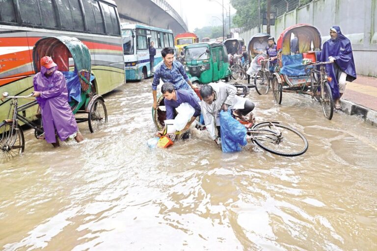 大雨が都市住民に苦難をもたらす