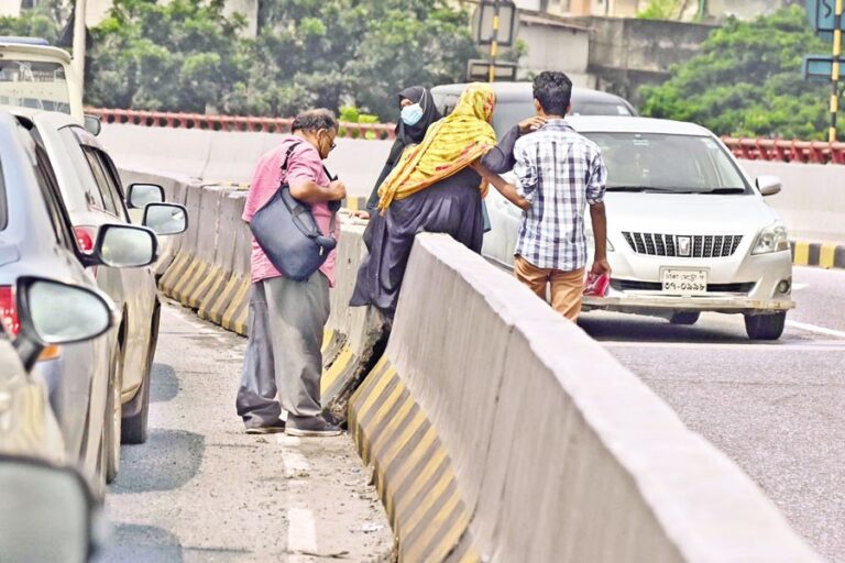 歩行者、特に高齢者は横断歩道を渡る際に命の危険にさらされる。