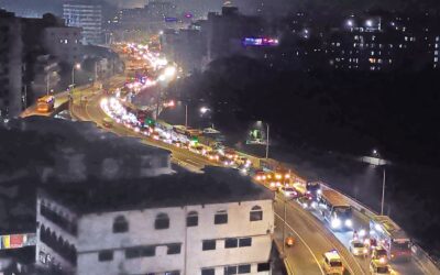 ハニフ市長高架道路では高速で移動する交通の長い渋滞が発生する