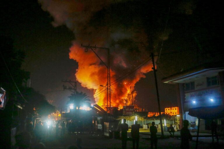 イスラエルの空爆がパレスチナ避難民のテントを襲う