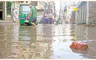 首都の交通量の多いムグダパラ・マンダ道路は長い間水浸しになっている