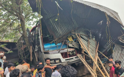 バスがバイクと道路脇の店に衝突、1人死亡、2人負傷