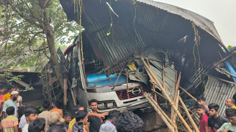 バスがバイクと道路脇の店に衝突、1人死亡、2人負傷