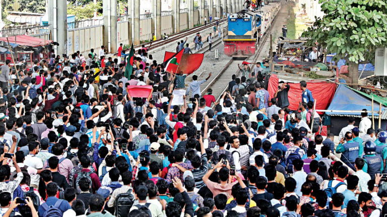 学生らが道路や鉄道を封鎖し、人々が苦しむ