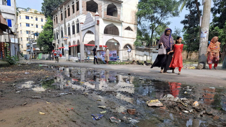 地元住民は適切な排水を要求