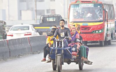 危険とされているにもかかわらず、バッテリー駆動の三輪車は依然として主要道路を支配している