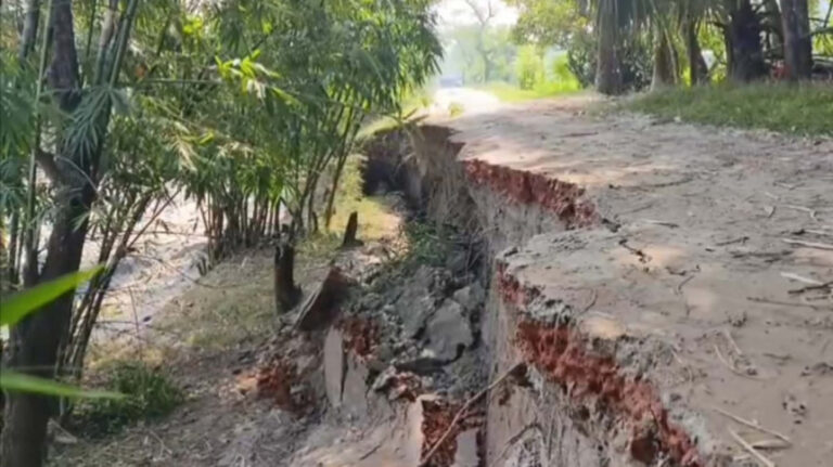 違法な運河掘削が道路崩壊を引き起こす