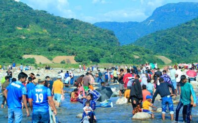 観光地は今や行楽客で賑わっている