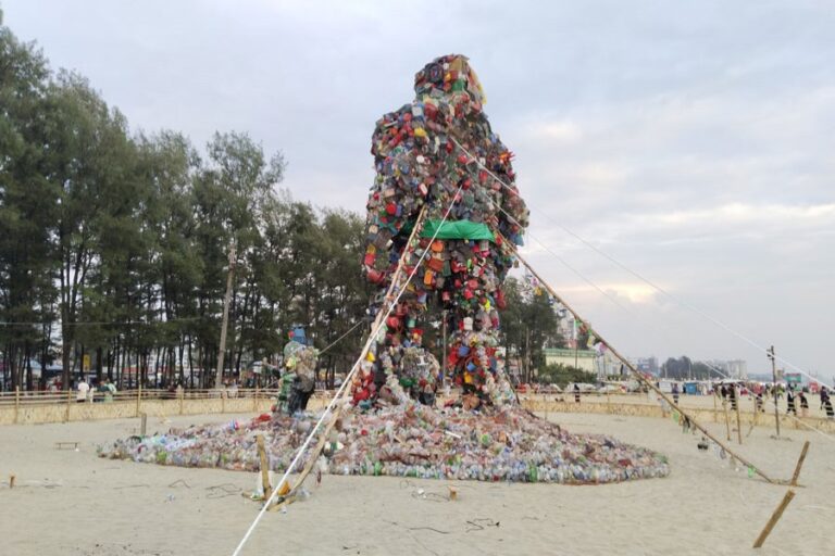 プラスチックモンスターがプラスチック汚染と戦うために立ち上がる