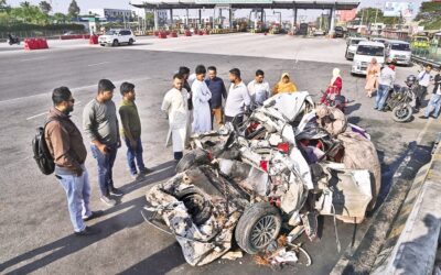 マワ高速道路の料金所でバスが車に衝突、家族5人が死亡