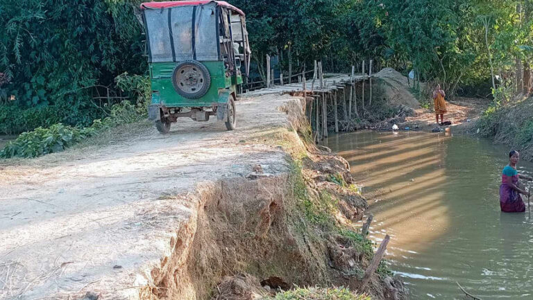 200kmの田舎道が2億5千万タカの損害を受ける