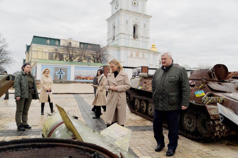 ロシア、ウクライナの最前線の町を占領したと主張