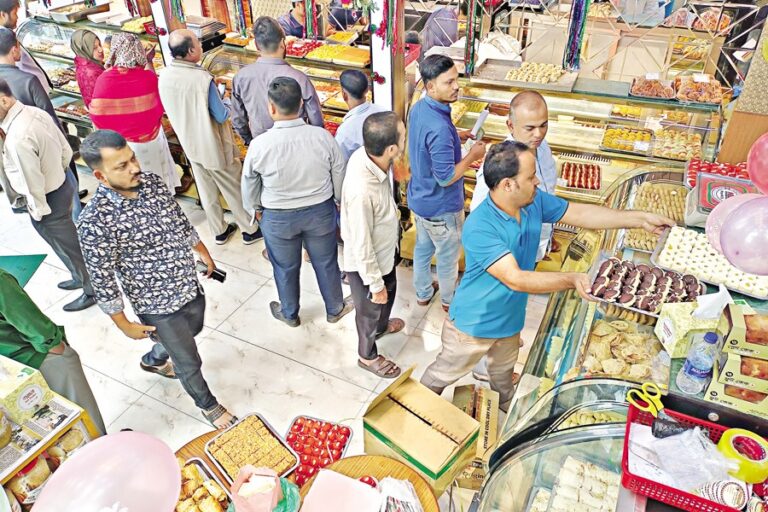 多くの都市住民が首都中の菓子店に押し寄せた。