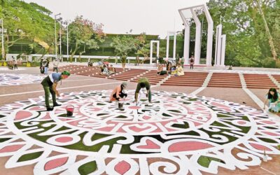 ダッカ大学美術学部の学生が中央シャヒード・ミナールの地面に絵を描く