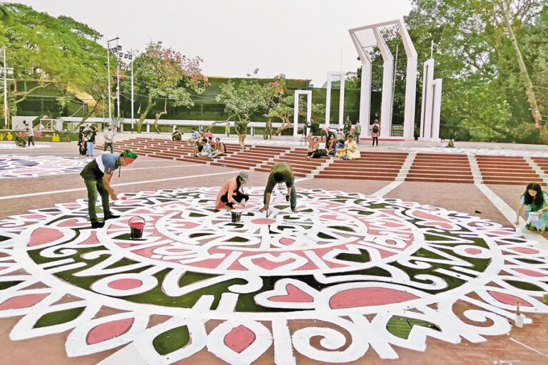 ダッカ大学美術学部の学生が中央シャヒード・ミナールの地面に絵を描く