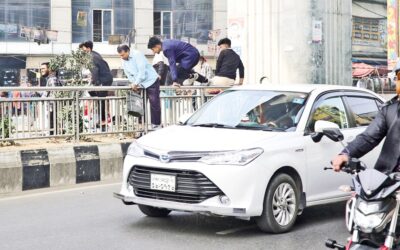 歩行者が道路を渡るために手すりを乗り越える