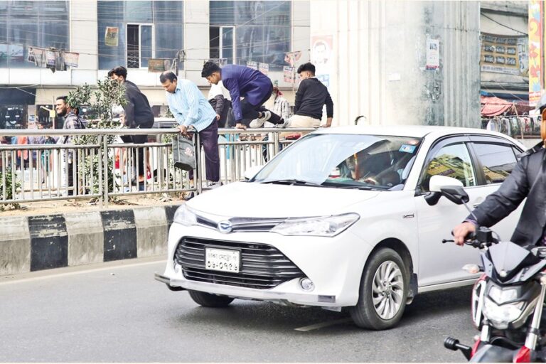 歩行者が道路を渡るために手すりを乗り越える