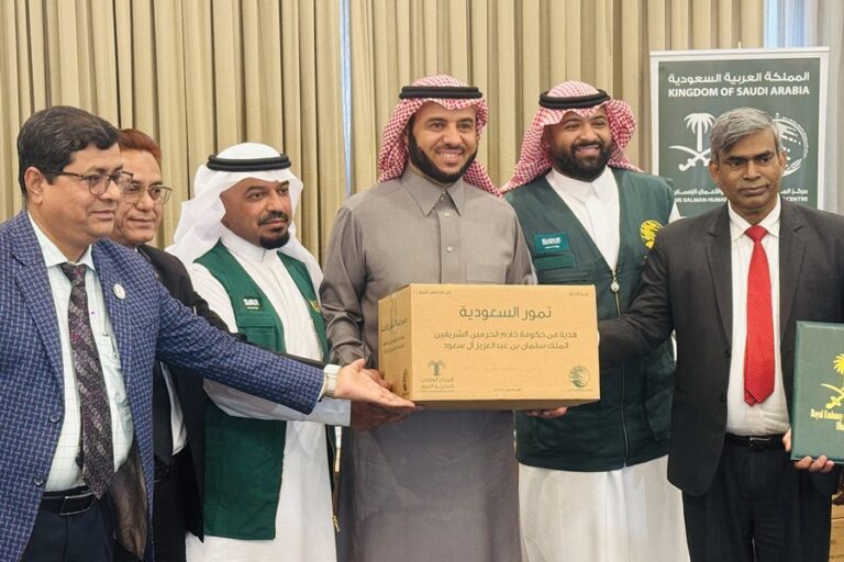 サウジアラビア大使エッサ・ユセフ・エッサ・アルドゥハイランがバングラデシュ当局に日程を手渡す