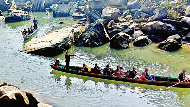 サングー川岸の「石の王国」