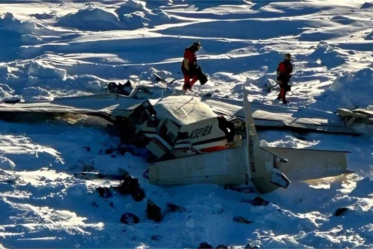 アラスカの飛行機墜落で10人死亡