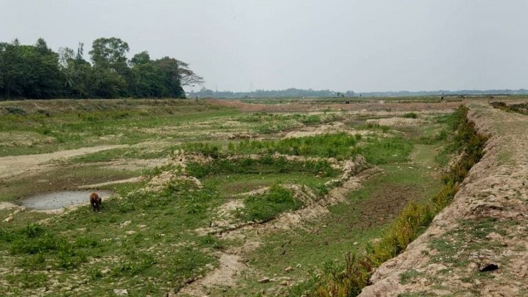 違法な土壌採取によりティタス川が詰まり、農民が苦境に立たされる