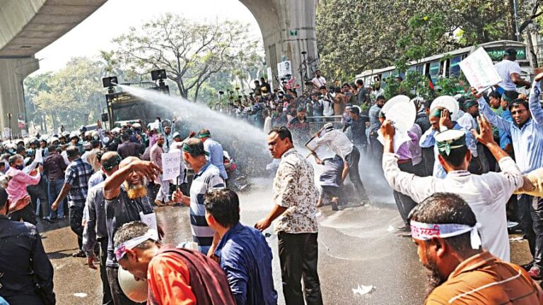 学校教師を詮索：警官が抗議者に放水砲や警棒を使用