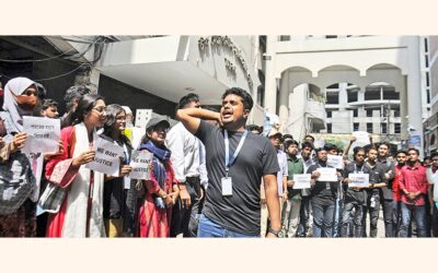 プライムアジア大学の学生が人間の鎖を形成