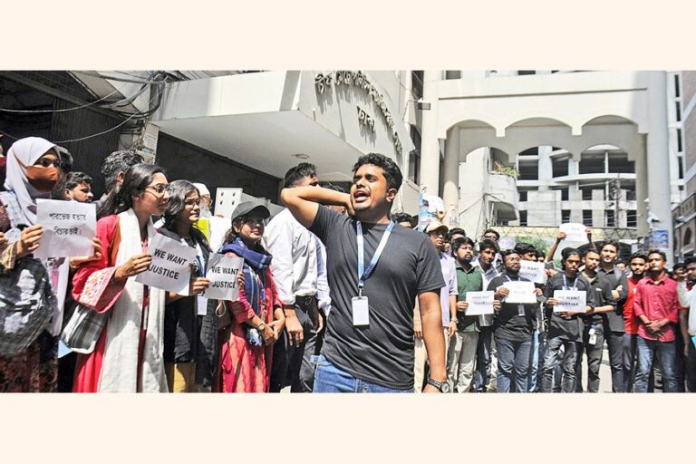 プライムアジア大学の学生が人間の鎖を形成