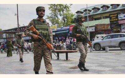 パキスタンとの緊張が高まる中、インドはカシミールで武装勢力を捜索している