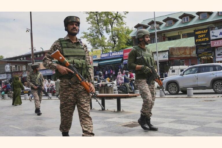 パキスタンとの緊張が高まる中、インドはカシミールで武装勢力を捜索している