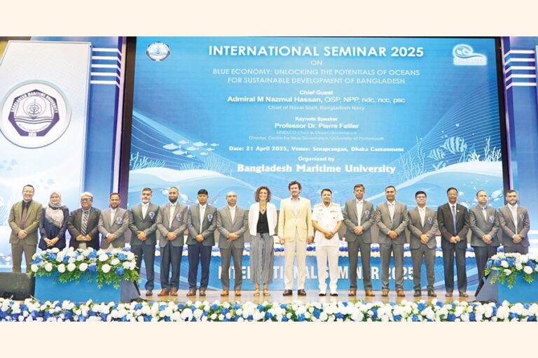 国際セミナー2025の写真撮影に臨む参加者たち